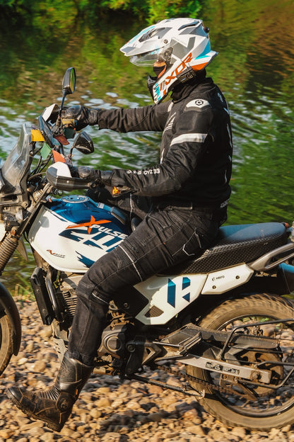 Rollin’Denims Outlaw CORE-X charcoal black riding cargo pants, front view on a standing rider, at MotoARZT.