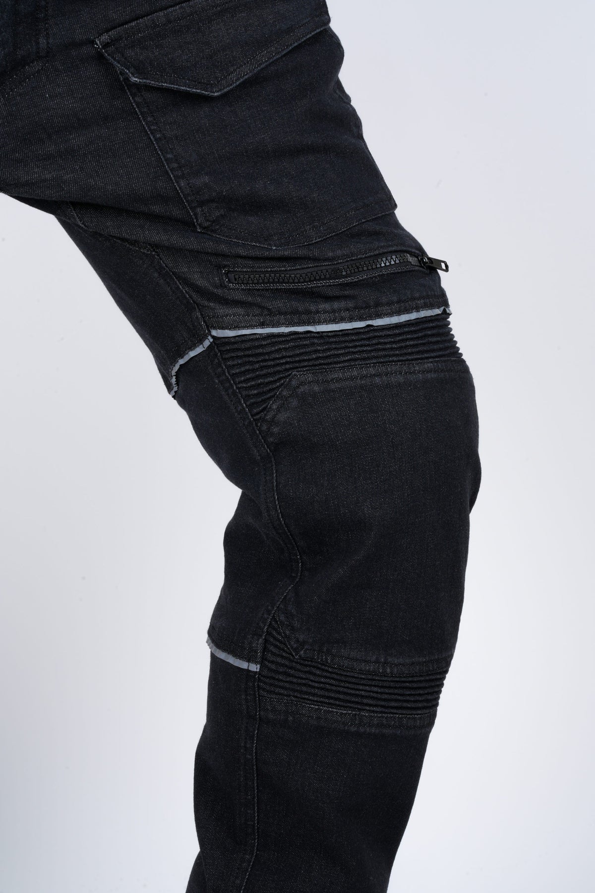Rollin’Denims Outlaw cargo pants with knee accordion panels, zipper and reflective piping close-up, at MotoARZT.