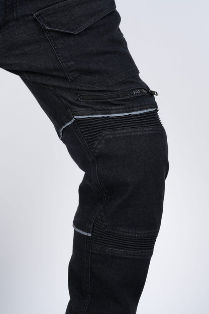 Rollin’Denims Outlaw cargo pants with knee accordion panels, zipper and reflective piping close-up, at MotoARZT.