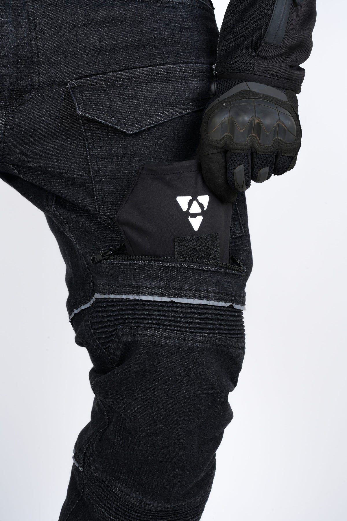 Rollin’Denims Outlaw riding cargo pants, close-up of zippered knee-armour opening and insert, at MotoARZT.