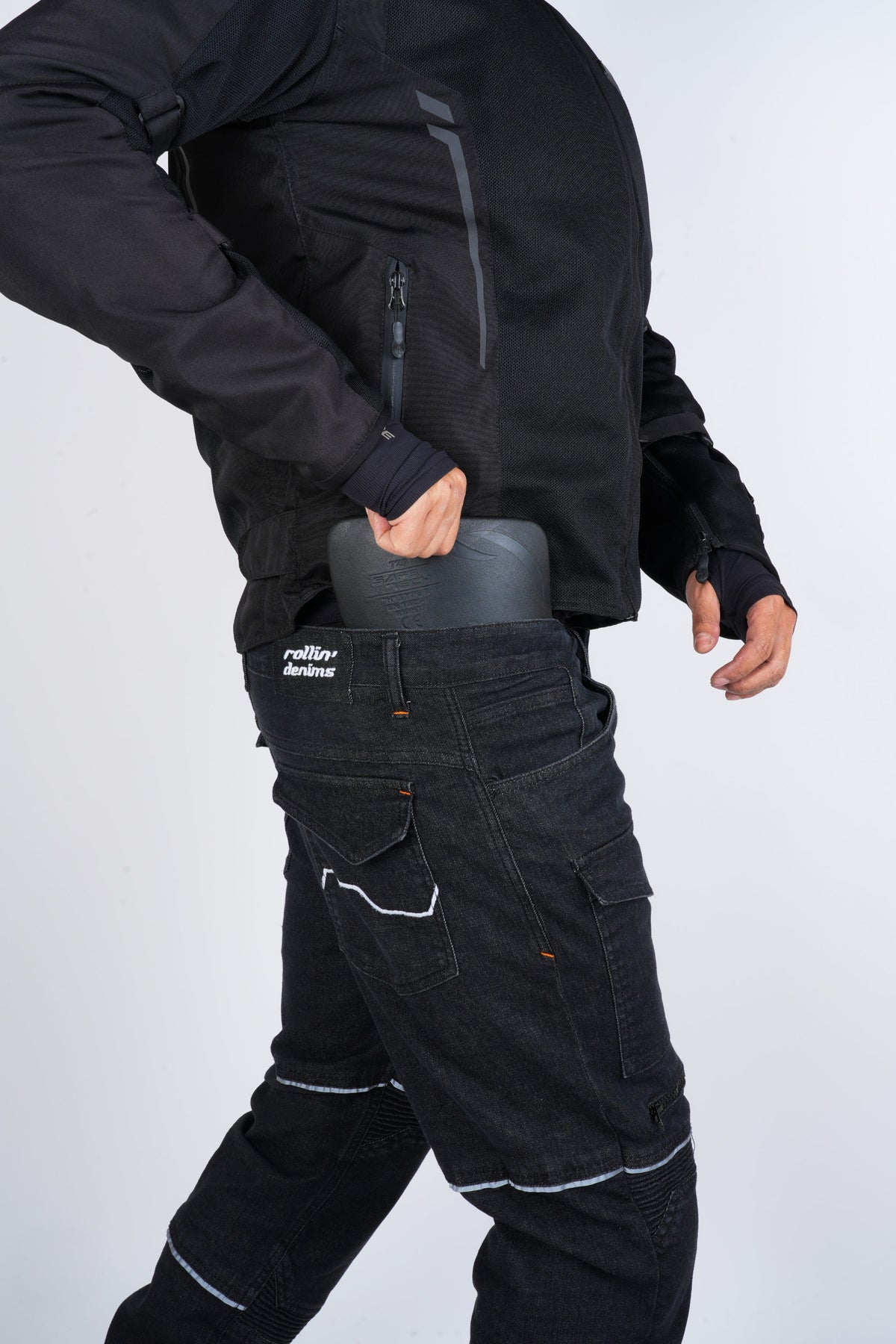 Rollin’Denims Outlaw riding cargo pants, close-up showing hip-armour insertion, at MotoARZT.