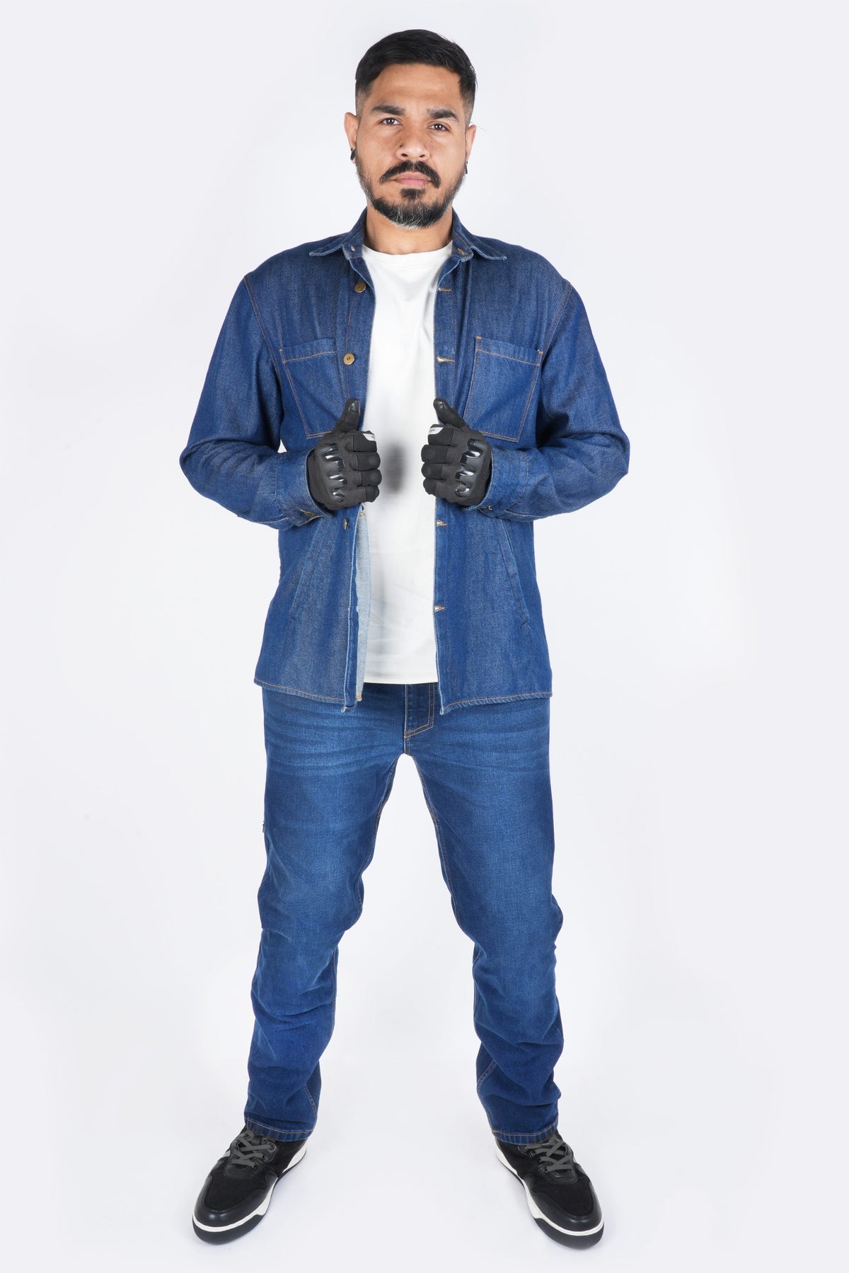 Shadow-2.0_01: Rollin’Denims Shadow 2.0 dark blue riding jeans, front view on a model wearing a denim shirt, at MotoARZT.