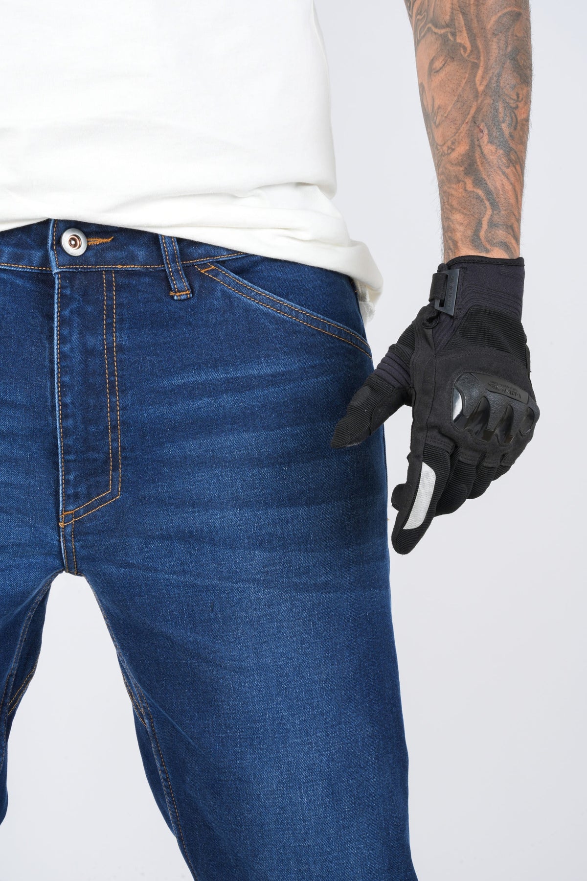 Shadow-2.0_03: Shadow 2.0 dark blue denim close-up showing the front pocket, waistband and contrast stitching, at MotoARZT.