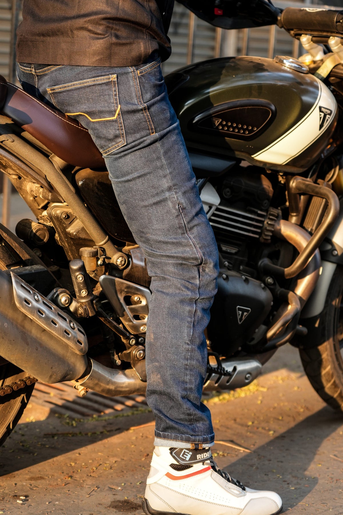 Shadow-2.0_04: Side view of Shadow 2.0 riding jeans showing the leg fit while seated on a motorcycle, at MotoARZT.