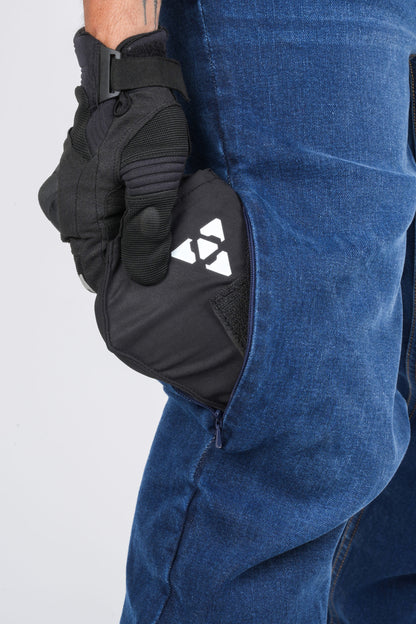 Shadow-2.0_06: Close-up of a removable knee-armour sleeve at the side opening of Shadow 2.0 riding jeans, at MotoARZT.