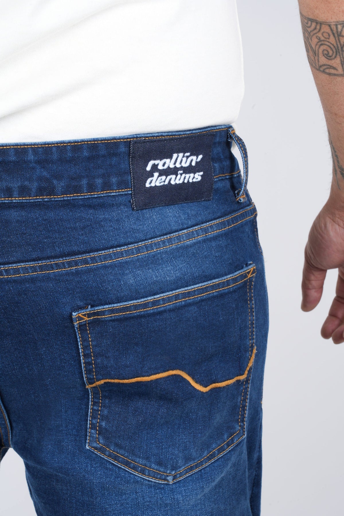 Shadow-2.0_09: Shadow 2.0 rear pocket close-up showing contrast stitching and the Rollin’Denims waistband label, at MotoARZT.