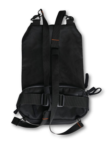 Shift-Pack_05.jpg: Rear view of the Rollin’Denims Shift-Pack backpack showing shoulder straps, attachment clips and waist buckle, at MotoARZT.