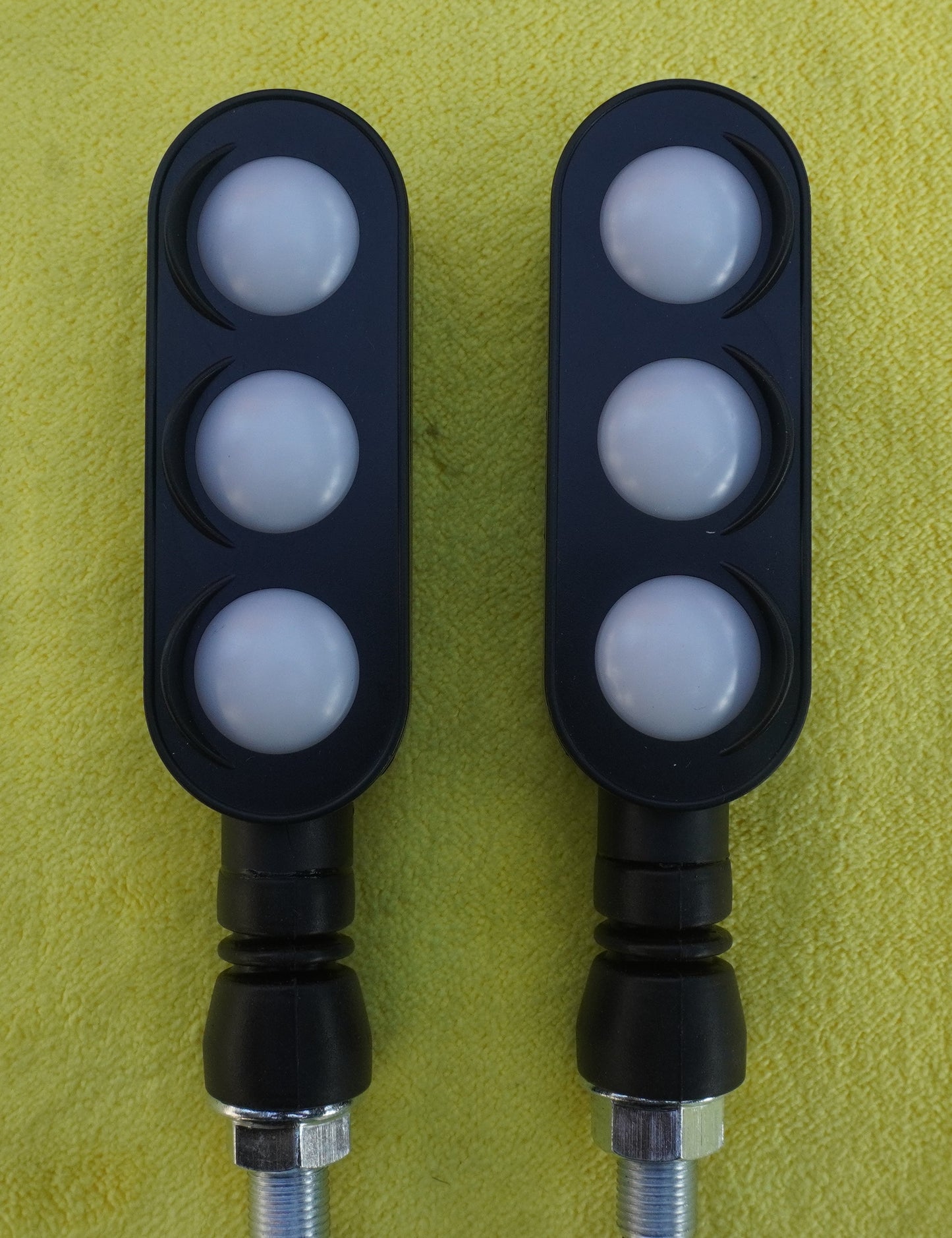 Sequential Flow Indicators With Traffic Signal Design